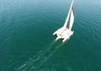 trimarano a vela al mare 1